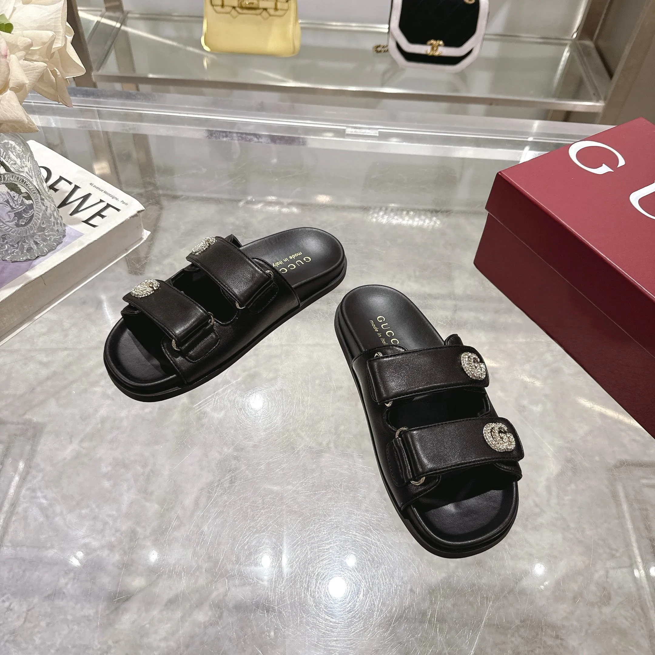 Wholesale direct sales 260👟👟 Gucci’s modern design aesthetic explores the path of unique craftsmanship, cleverly integrating the brand’s classic elements with its beloved brand identity. The sandal is embellished with the beloved Double G hardware, adding a touch of understated branding to the design, complementing the versatility of the Velcro straps. Women Light gold tone hardware Sheepskin lining Double G Rubber sole Velcro fastening Flat sole